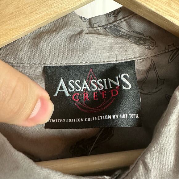 Assassin's Creed NWT Men's Medium 100% Cotton Gray Long Sleeved Button Up Shirt - Picture 3 of 9